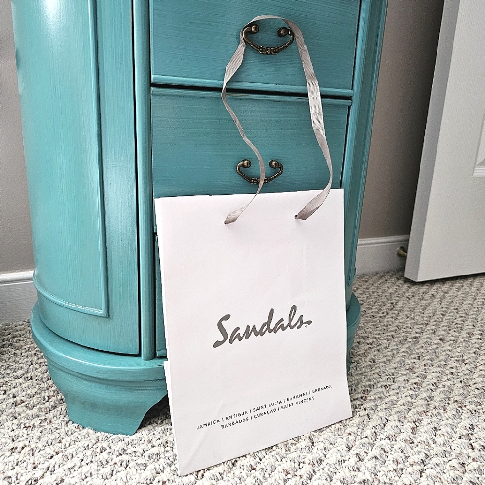Sandals / Beaches Resort White Paper Shopping Gift Bag - 8" x 4" x 10" - Picture 4 of 15